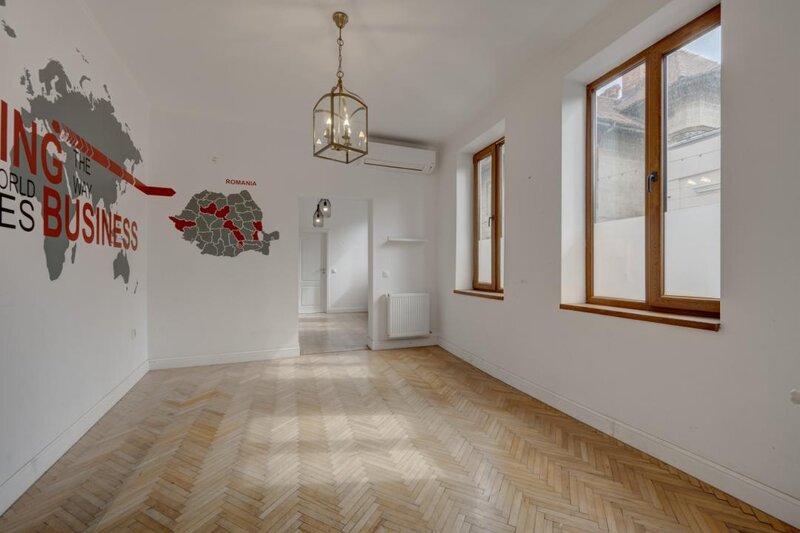 Cartierul Evreiesc, casa 3 camere pivnita si mansarda open space.